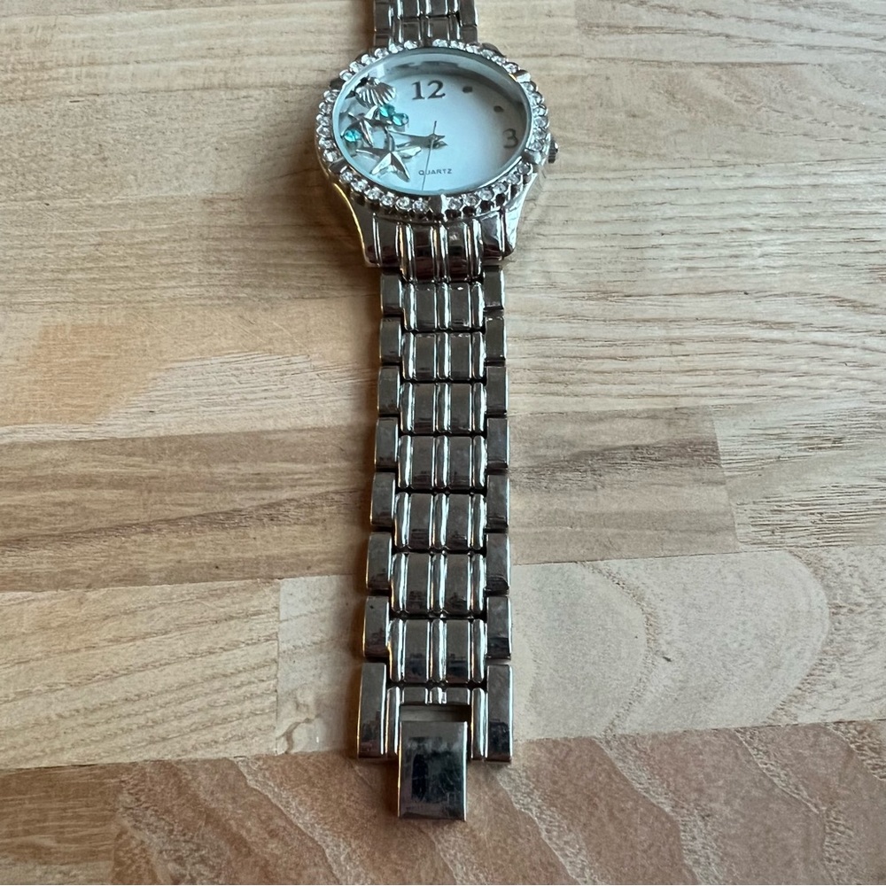 Avon ladies silver tone Beachy fashion watch NEW BATTERY - Picture 5 of 7